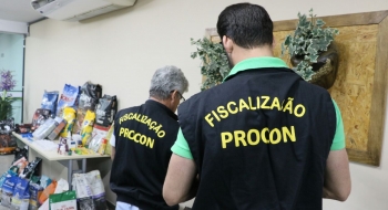 Após denúncias, Procon Goiânia apreende rações e medicamentos vencidos em pet shops